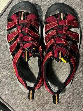 KEENs Newport H2 Sandals Men’s 8 US 
WATERPROOF